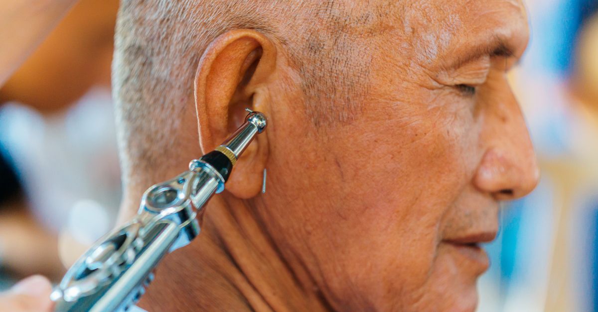 Ein Heilpraktiker untersucht einen Patienten ganzheitlich im Rahmen einer naturheilkundlichen Tinnitus-Behandlung