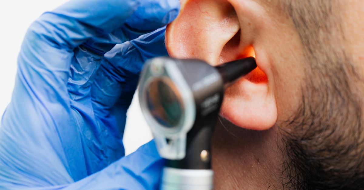 Ein Heilpraktiker bespricht mit einem Patienten mögliche Ursachen für Tinnitus im Rahmen einer ganzheitlichen Untersuchung